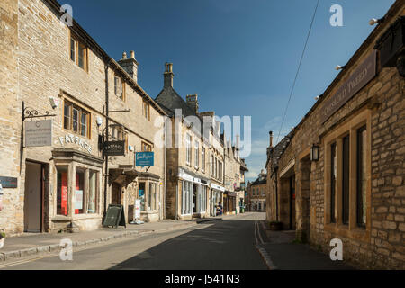 Après-midi de printemps à Stow-on-the-Wold ville du marché dans les Cotswolds, Gloucestershire, Angleterre. Banque D'Images