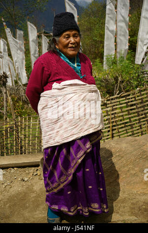 Les femmes âgées de la tribu des Grurung avec les vêtements traditionnels et les bijoux, un anneau d'or dans noseand earrings. Yuksom, Sikkim, Inde Banque D'Images