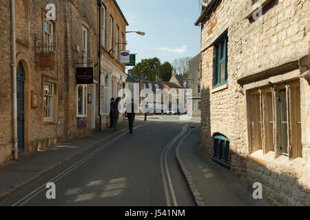 Après-midi de printemps à Stow-on-the-Wold, Gloucestershire, Angleterre. Banque D'Images
