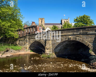 Pont de Bondgate au-dessus de la rivière Skell sur Bondgate Green et Ripon Cathedral Ripon North Yorkshire Angleterre Banque D'Images