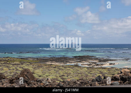 Le long du front de mer au nord de Lanzarote. Banque D'Images