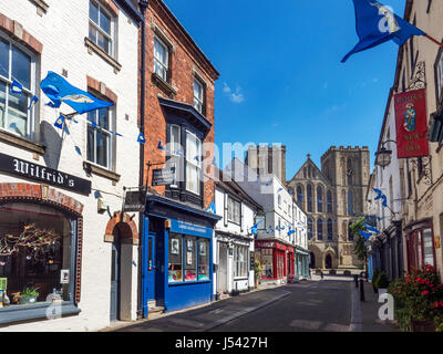 Afficher le long de Kirkgate la cathédrale en Angleterre Nord Yorkshire Ripon Banque D'Images