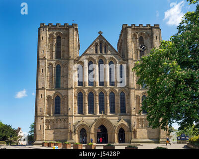 L'avant de l'ouest de la cathédrale de Ripon Ripon au printemps au nord Yorkshire Angleterre Banque D'Images