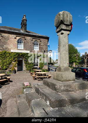 Croix du marché et les verrats Head Pub à Ripley North Yorkshire Angleterre Banque D'Images