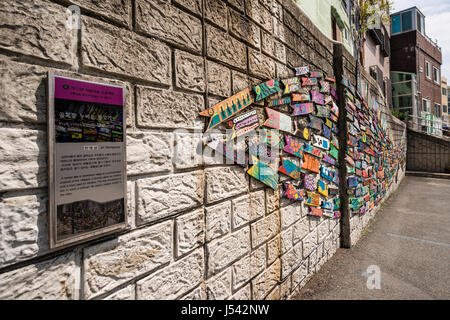 Sur un mur de l'oeuvre intitulée 'Les poissons dans des ruelles par Jin Young Seob dans Gamcheon, Busan Gwangyeoksi Culture Village, Corée du Sud Banque D'Images