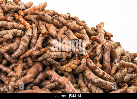 Les racines de curcuma frais afficher sur la vente dans le marché de légumes frais Banque D'Images