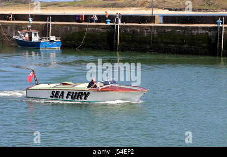 Padstow, Cornwall, le 6 avril 2017 : vedette "colère" laissant Padstow Harbour en eau calme sur une journée ensoleillée Banque D'Images