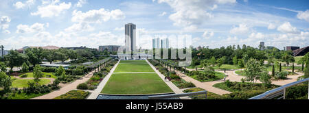 Mai 2017, Houston, TX : une vue panoramique de la McGovern Centennial Gardens du mont vers l'Cherie Flores pavillon de jardin à Hermann Banque D'Images