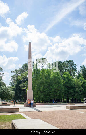 Mai 2017, Houston, Texas : un couple s'appuie contre l'obélisque commémoratif pionnier dans Hermann Park Banque D'Images