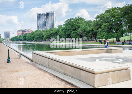 Mai 2017, Houston, Texas : un couple embrasse à l'avant de la Mary Gibbs et Jesse H. Jones réflexion extérieure à Hermann Park Banque D'Images