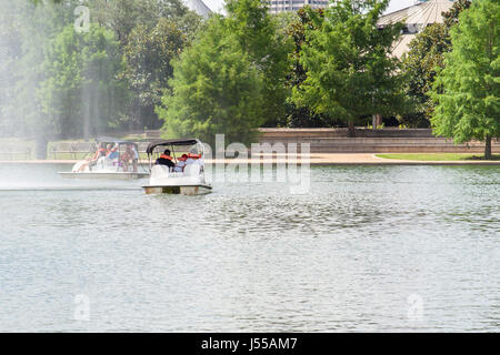 Mai 2017, Houston, Texas : balade en pédalo sur le lac à Hermann Park McGovern Banque D'Images