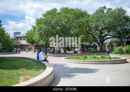 Mai 2017, Houston, Texas : un couple prend un en selfies face de l'entrée du Zoo de Houston. Banque D'Images