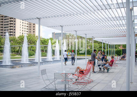 Mai 2017, Houston, Texas : Personnes enjoing le Cherie Flores pavillon de jardin dans McGovern Centennial Gardens dans Hermann Park Banque D'Images