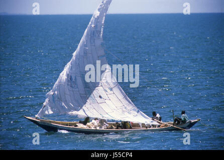 Bateau typique avec des pêcheurs au lac Turkana près de Loyangalani, village au nord du Kenya Banque D'Images