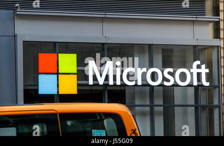 New York, mai 08, 2017 : panneau extérieur sur une fenêtre d'un Microsoft office dans Manhattan. Banque D'Images