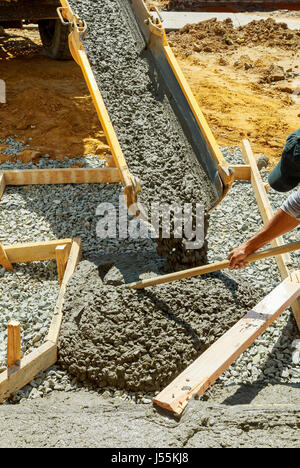 Pouring cement pour pavés pondus de la chambre pour la route Banque D'Images