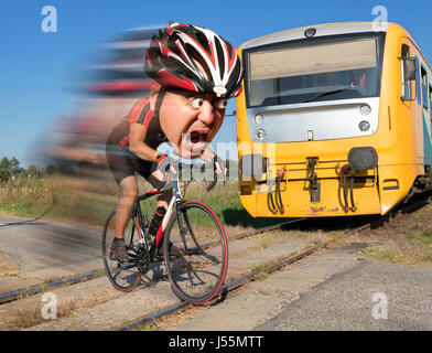 Cycliste est terrifié par le train avant de se précipiter sur les voies. Choqué biker ride un passage à niveau à l'avant d'un train qui approche. Banque D'Images