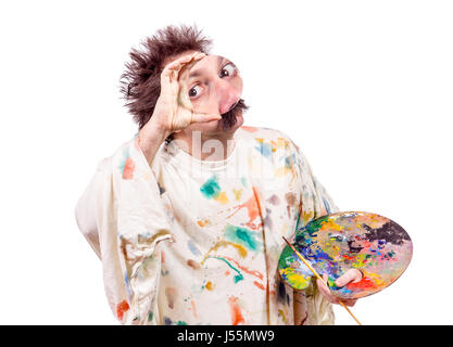 Peintre artistique regarde à travers une loupe, isolé sur fond blanc. Banque D'Images