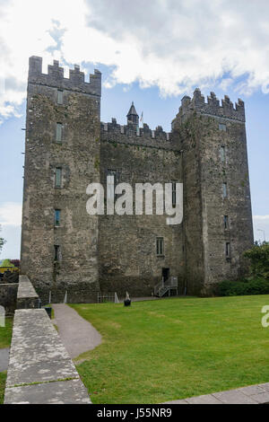 Historique Le château de Bunratty Folk Park & au comté de Clare, Irlande Banque D'Images
