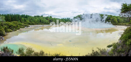 Palette de l'artiste à Wai-O-Tapu Thermal Wonderland qui est situé dans la région de Rotorua, Nouvelle-Zélande. Banque D'Images