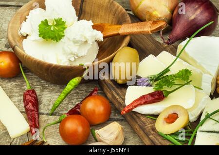 Des rafraîchissements de différents types de fromages. Petit-déjeuner sain des produits laitiers. Fromages en tranches sur une table en bois Banque D'Images