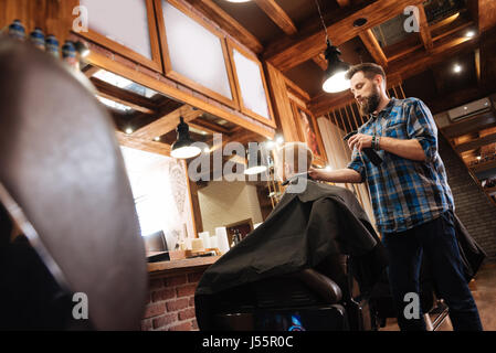 Coiffure homme agréable l'épandage les cheveux des garçons Banque D'Images