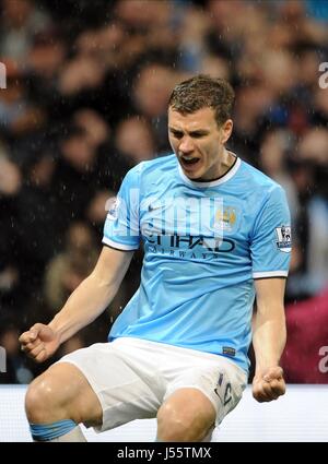 Les scores Edin Dzeko MANCHESTER CITY V ASTON VILLA ETIHAD STADIUM MANCHESTER EN ANGLETERRE 07 Mai 2014 Banque D'Images