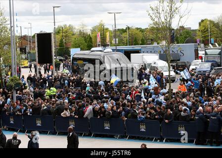 BUS de l'équipe de Manchester City Manchester City ARRIV V WEST HAM UNI ETIHAD STADIUM MANCHESTER EN ANGLETERRE 11 Mai 2014 Banque D'Images