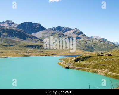 Col de la Bernina, Suisse - le 24 août 2016 : glacier des Alpes et les lacs noir et blanc. Banque D'Images