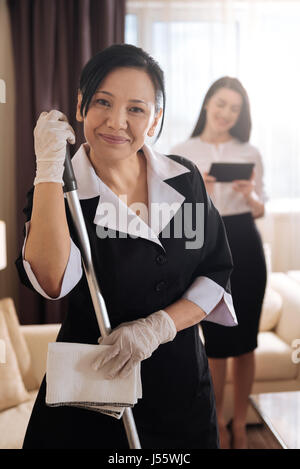 Hôtel Nice ravis maid holding a mop Banque D'Images