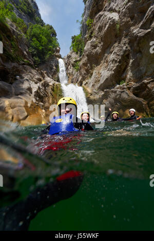Canyoning dans la rivière Cetina, Croatie Banque D'Images