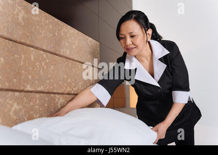 Belle femme agréable travaillant dans la chambre d'hôtel Banque D'Images