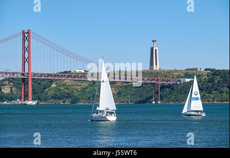 Lisbonne, Portugal - 2 juillet 2016 : Pont du 25 avril pont suspendu sur la rivière Tejo avec Jésus Christ Roi de l'arrière-plan sur la Statue à Lisbonne, por Banque D'Images