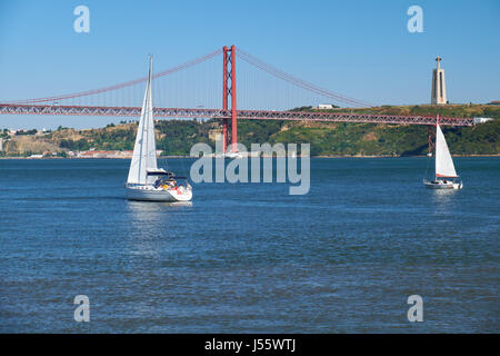 Lisbonne, Portugal - 2 juillet 2016 : Pont du 25 avril pont suspendu sur la rivière Tejo avec Jésus Christ Roi de l'arrière-plan sur la Statue à Lisbonne, por Banque D'Images