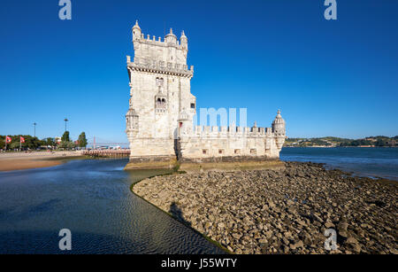 Lisbonne, Portugal - 3 juillet 2016 : prise de vue au grand angle de la Tour de Belém (tour de St Vincent) sur le Tage à Lisbonne avec reflet dans l'eau on blue sky ba Banque D'Images