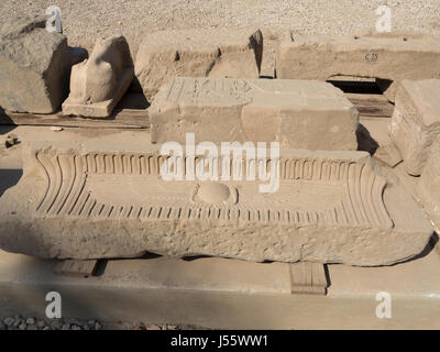 Close up de travail de secours sur des blocs au Temple Bague romaine t52, près de Qena, Egypte Banque D'Images