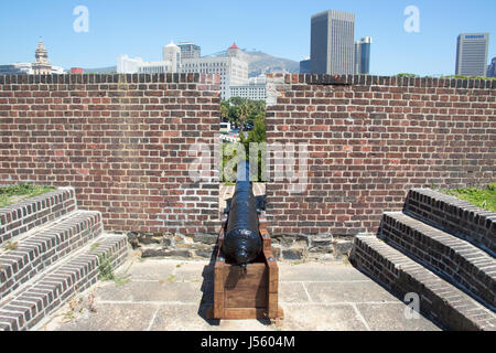 Cannon à l'intérieur de château de Bonne Espérance, Cape Town, Afrique du Sud Banque D'Images