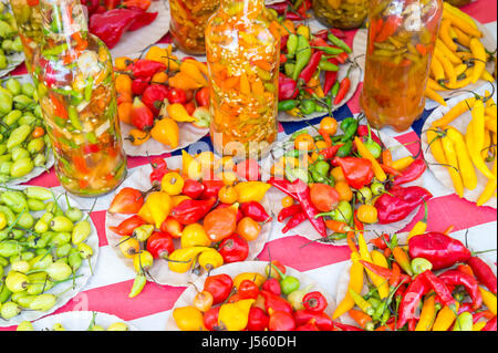 Piments de couleurs vives sur l'affichage au marché à Rio de Janeiro, Brésil Banque D'Images