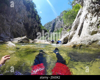 Canyoning dans la rivière Cetina, Croatie Banque D'Images