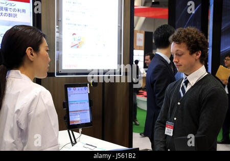 Tokyo, Japon. 16 mai, 2017. L'ordinateur Fujitsu Japon géant employés démontrent la main-libre de l'entreprise traduction polyglotte système à l'aide d'une tablette ou un téléphone intelligent à un aperçu de la presse de l'entreprise de technologie avancée de l'exposition '2017' Forum Fujitsu à Tokyo le mardi 16 mai 2017. Credit : Yoshio Tsunoda/AFLO/Alamy Live News Banque D'Images