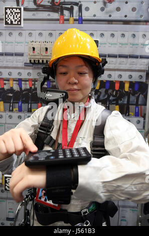 Tokyo, Japon. 16 mai, 2017. L'ordinateur Fujitsu Japon géant l'employé fait preuve de dispositifs portables pour travail en usine lors d'une conférence de presse aperçu de l'entreprise de technologie avancée de l'exposition '2017' Forum Fujitsu à Tokyo le mardi 16 mai 2017. Fujitsu et une usine de traitement de l'eau a commencé l'opération de maintenance d'installations utilisant ces appareils. Credit : Yoshio Tsunoda/AFLO/Alamy Live News Banque D'Images