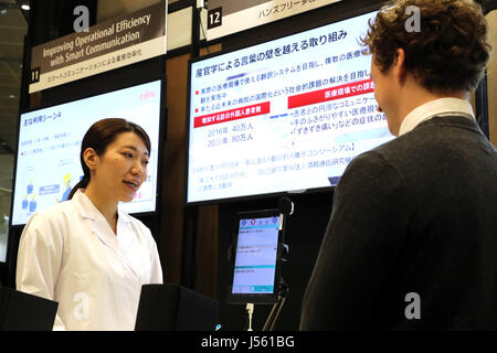 Tokyo, Japon. 16 mai, 2017. L'ordinateur Fujitsu Japon géant employés démontrent la main-libre de l'entreprise traduction polyglotte système à l'aide d'une tablette ou un téléphone intelligent à un aperçu de la presse de l'entreprise de technologie avancée de l'exposition '2017' Forum Fujitsu à Tokyo le mardi 16 mai 2017. Credit : Yoshio Tsunoda/AFLO/Alamy Live News Banque D'Images