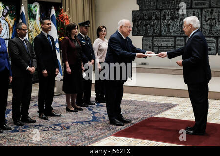 Jérusalem, Israël. 16 mai, 2017. DAVID FRIEDMAN (R), récemment nommé ambassadeur des Etats-Unis en Israël, présente ses lettres de créance au président de l'état d'Israël, Reuven Rivlin (L), lors d'une cérémonie officielle à la résidence du Président. Placé à l'extrême droite de la carte politique israélienne Friedman est connu pour la sauvegarde des politiques israéliennes d'une colonie en Cisjordanie. Credit : Alon Nir/Alamy Live News Banque D'Images