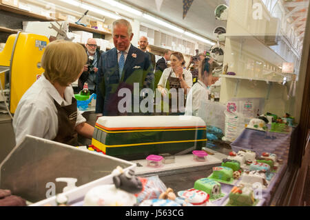 Oxford, Oxfordshire, UK. 16 mai 2017, le Prince Charles et Camilla se rendant sur le marché couvert d'Oxford Crédit : Stanislav Halcin/Alamy Live News Banque D'Images