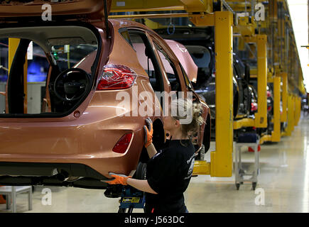 Cologne, Allemagne. 15 mai, 2017. Ford Fiesta sont assemblées sur une chaîne de production à Cologne, Allemagne, 15 mai 2017. Ford est actuellement sa Ford Fiesta production. Photo : Oliver Berg/dpa/Alamy Live News Banque D'Images