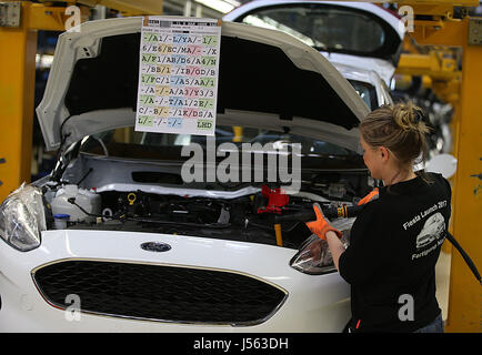 Cologne, Allemagne. 15 mai, 2017. Ford Fiesta sont assemblées sur une chaîne de production à Cologne, Allemagne, 15 mai 2017. Ford est actuellement sa Ford Fiesta production. Photo : Oliver Berg/dpa/Alamy Live News Banque D'Images