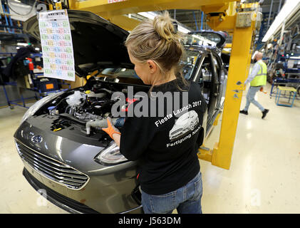 Cologne, Allemagne. 15 mai, 2017. Ford Fiesta sont assemblées sur une chaîne de production à Cologne, Allemagne, 15 mai 2017. Ford est actuellement sa Ford Fiesta production. Photo : Oliver Berg/dpa/Alamy Live News Banque D'Images