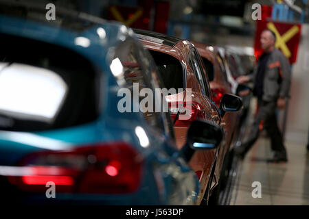 Cologne, Allemagne. 15 mai, 2017. Ford Fiesta sont assemblées sur une chaîne de production à Cologne, Allemagne, 15 mai 2017. Ford est actuellement sa Ford Fiesta production. Photo : Oliver Berg/dpa/Alamy Live News Banque D'Images