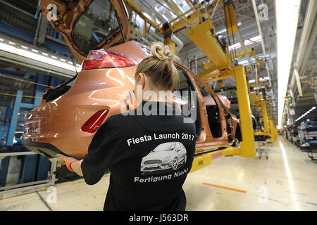 Cologne, Allemagne. 15 mai, 2017. Ford Fiesta sont assemblées sur une chaîne de production à Cologne, Allemagne, 15 mai 2017. Ford est actuellement sa Ford Fiesta production. Photo : Oliver Berg/dpa/Alamy Live News Banque D'Images