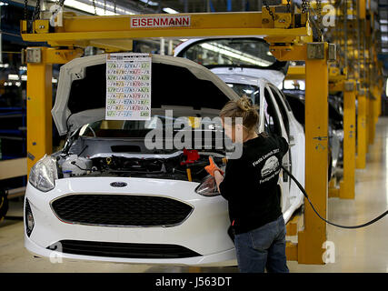 Cologne, Allemagne. 15 mai, 2017. Ford Fiesta sont assemblées sur une chaîne de production à Cologne, Allemagne, 15 mai 2017. Ford est actuellement sa Ford Fiesta production. Photo : Oliver Berg/dpa/Alamy Live News Banque D'Images